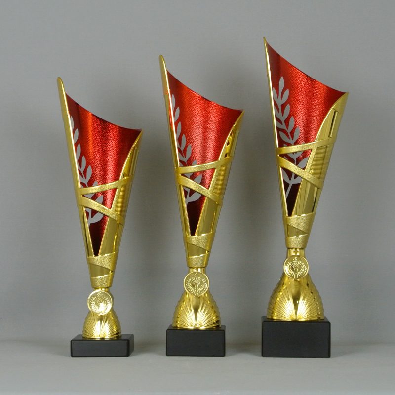 3er-Serie Pokale mit Jahreszahl 2018 oder 2019 und Embem  inkl Gravuren 